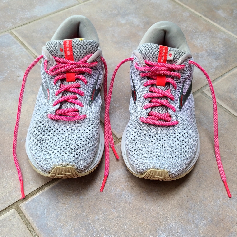 Brooks size 8 light gray and  hot pink